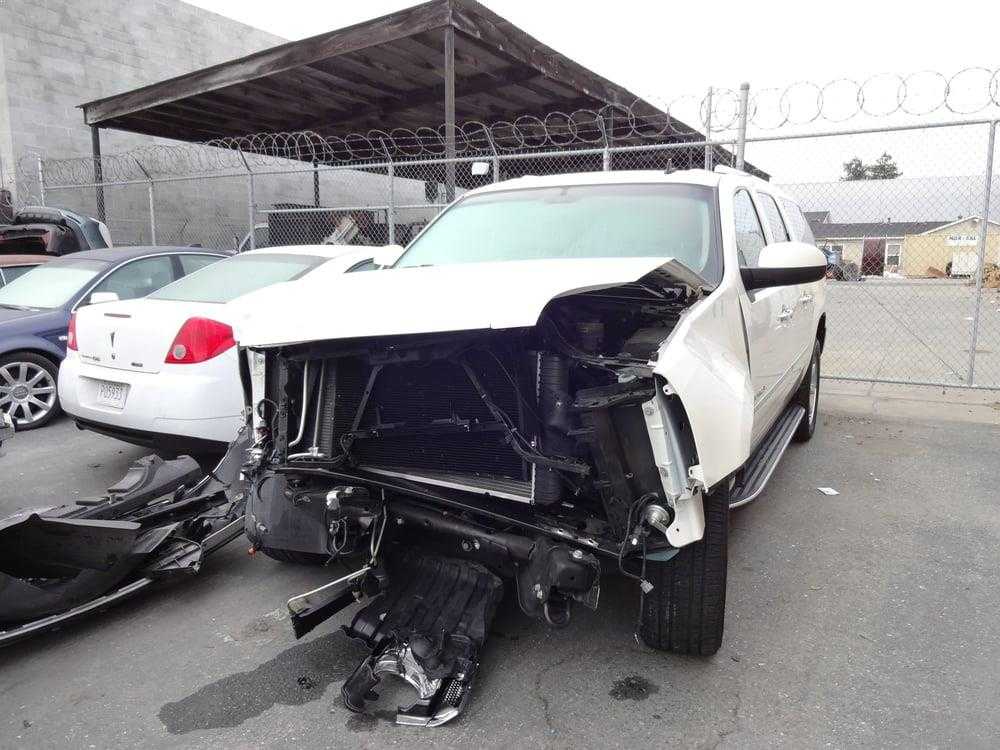 volkswagen SUV before autobody repair, damaged